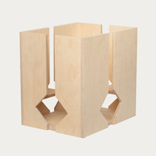 Laden Sie das Bild in den Galerie-Viewer, Altpapiersammler aus Holz