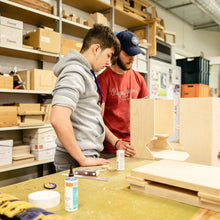 Laden Sie das Bild in den Galerie-Viewer, Zwei junge Männer in unserer Holzwerkstatt