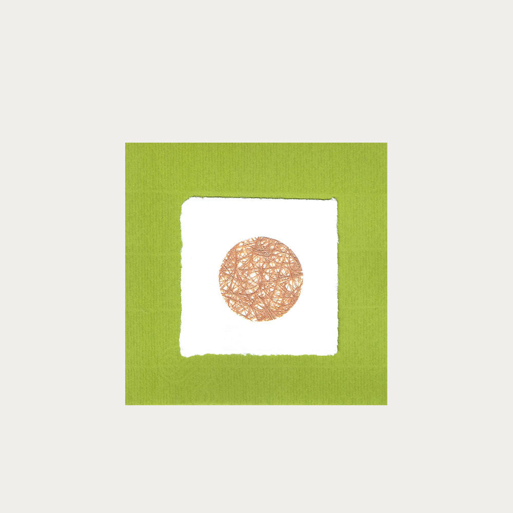 grüne Karte mit weissem Hintergrund und einem goldigen Kreis in der Mitte