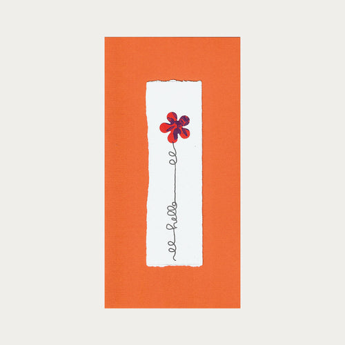 Orangekarte mit roter Blume und dem Schriftzug 