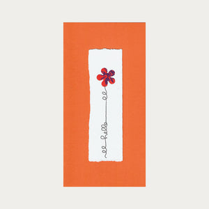 Orangekarte mit roter Blume und dem Schriftzug "hello" verziert
