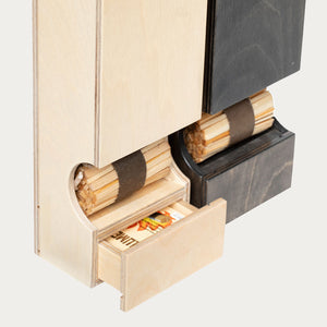 Zwei K-Lumet Spender aus Holz mit einer Öffnung