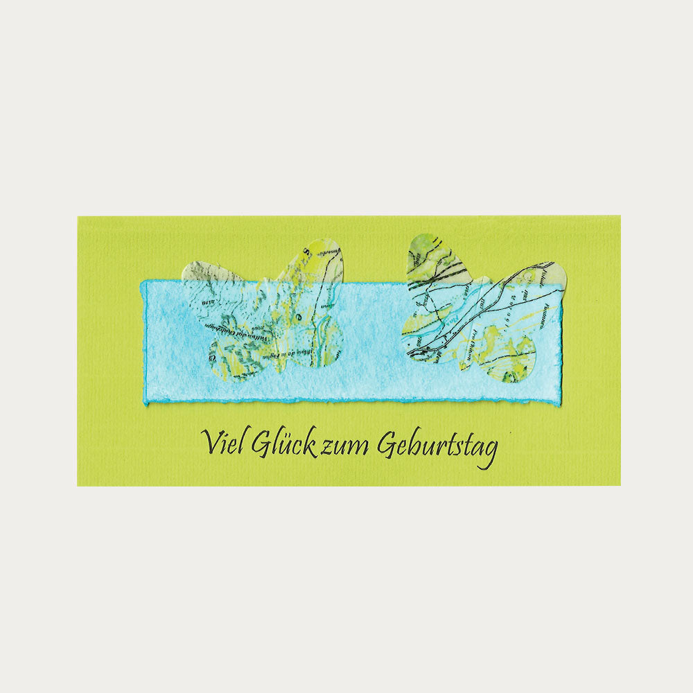 Grüne Karte mit hellblauem Hintergrund und zwei Schmetterlingen verziert